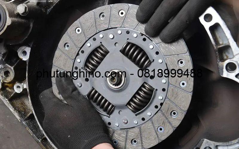 Giải đáp về hệ thống côn xe ô tô và hướng dẫn sử dụng 1 Lá côn bàn ép Hino