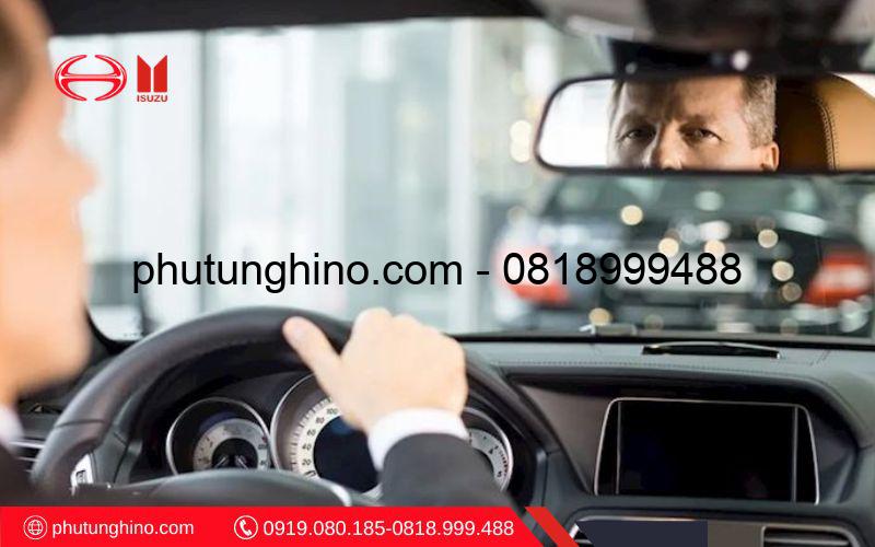 Lưu ý khi chỉnh gương chiếu hậu bên trong xe